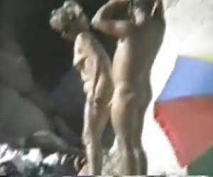 什么，裸体的情侣在沙滩上