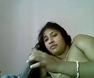 德西印第安哥在说话，同时保持一个公鸡在她嘴里