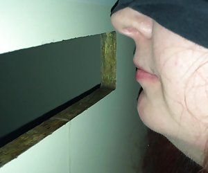 妻子吮吸阴茎并得到奶和吸暨面上的妓女