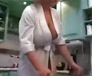 我姨妈的热的厨房里没有裸体