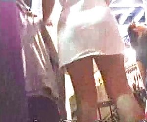 超短裙的女孩在购物中心