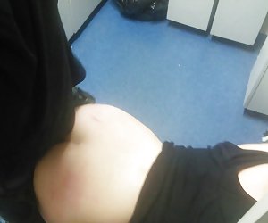 干了这个女孩在更衣室里