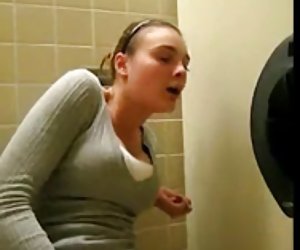 打手枪在公共卫生间