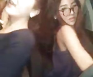 一堆女孩子跳舞的女孩在交通堵塞