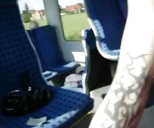 公共性射液吹箫在火车疯狂