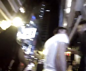 阿尔法的白人男性使得与中国女孩