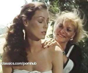 经典的色情明星annette haven女同性恋摩浴缸做爱