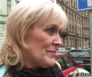 60岁的妓女骑在一个鸡巴