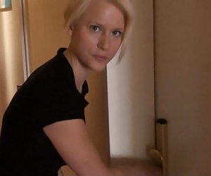 德国的业余金发碧眼的前台接待的律师在酒店