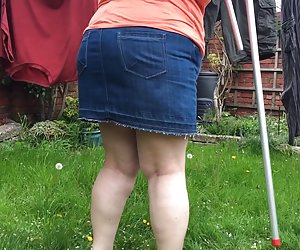 辛迪需要在清洗。 邻居们在花园里。