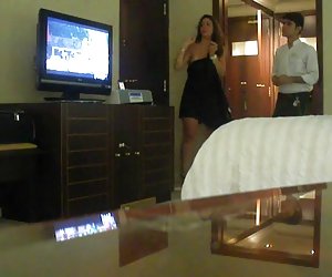 赤裸裸的阿拉伯妻子的贱人戏弄酒店工作人员01