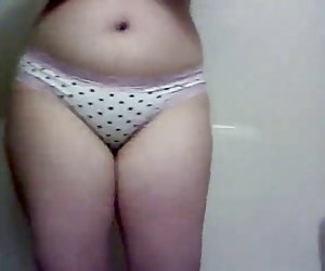 摩擦她的胖乎乎的湿猫