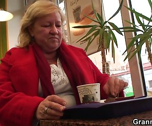 公鸡饥饿的奶奶是捣烂