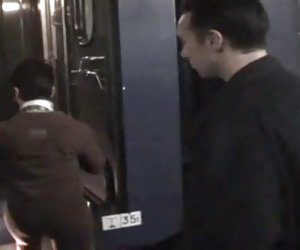 索菲亚的一个成熟的项袜子在火车