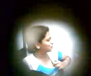 青少年的胸部吸入网吧被隐藏凸轮