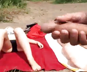 射液对于一个女孩在海滩上