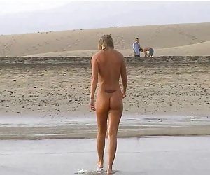 伊冯娜赤身裸体在公共(公共海滩)