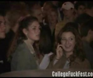 很多的精子在她的嘴-偷窥狂!!!