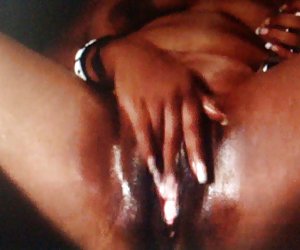 黑色大多汁的猫