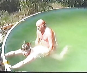 老夫妇具有性别池中的第1部分穿粗花呢