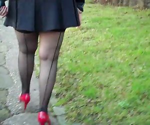 黑缝袜子，红色的高跟鞋