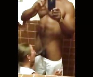 女服务员吸-bi-si在卫生间餐厅