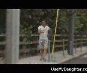 一个朋友的女儿订婚了爸爸