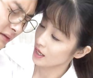 可爱的日本学生的抢断，性感的老师