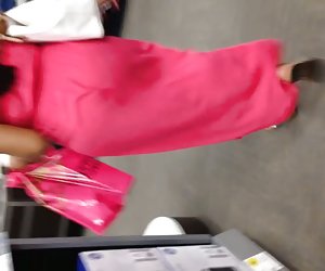 胖的黑屁股的摩洛伊斯兰解放阵线在粉红色的看穿的衣服