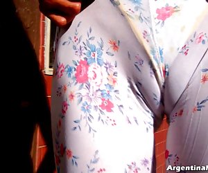 大奶和长钉在紧透明打底裤在公共!