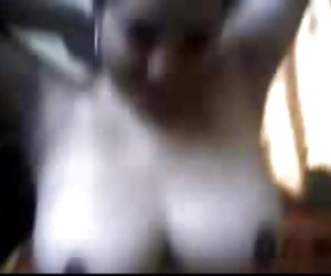 赤裸裸的阿姨在提供通过合作伙伴