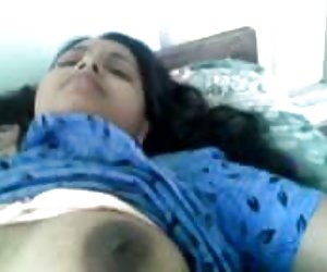 漂亮的阿姨显示她的大胸部