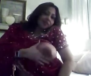 热的印度女孩示出了她的巨大的胸部，展示猫