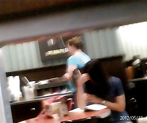 显示没有内裤的超短裙在商店